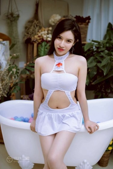 周妍希美乳三点尽露四季图片